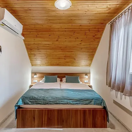 Posteleki Vendeghaz-nyugalom Szigetei * Jula