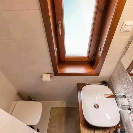 Posteleki Vendeghaz-nyugalom Szigetei * Jula